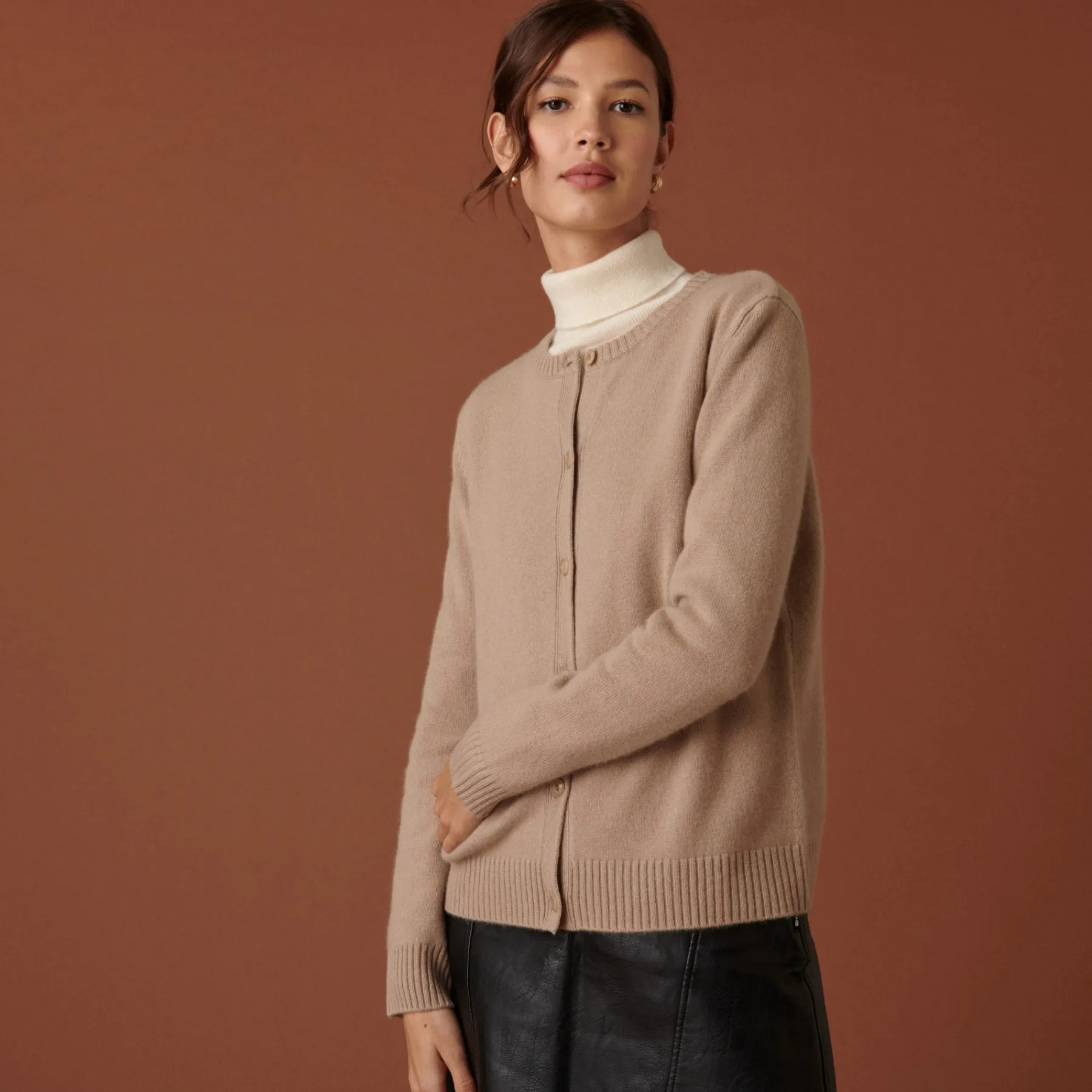 Montagut Les Incontournables-Cardigan en cachemire col rond boutonné - Adelys 94-Vert amande