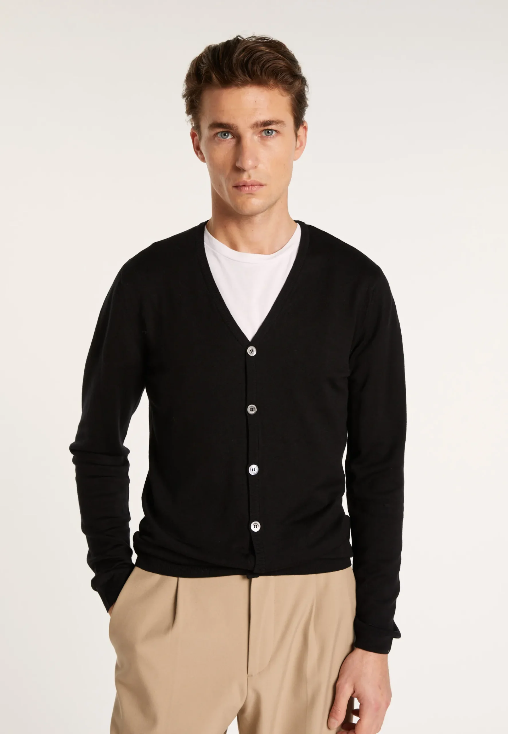 Montagut Vestes Et Cardigans-Gilet boutonné en laine mérinos - Etienne 01-Noir