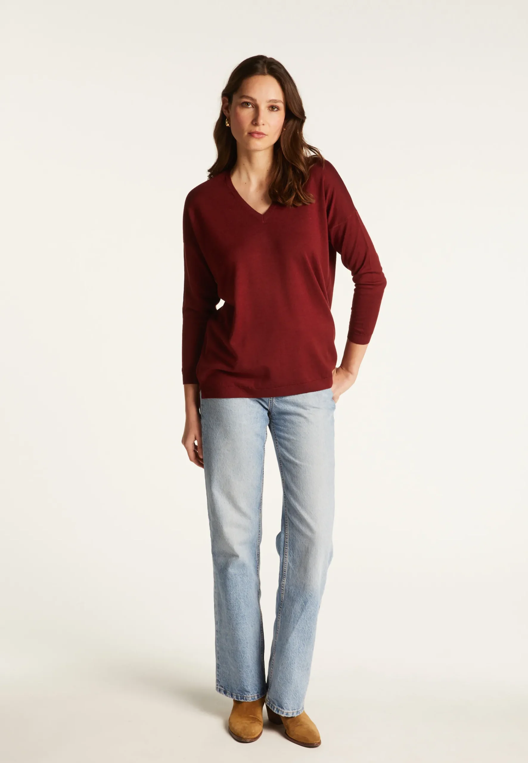 Montagut Les Incontournables-Pull à fentes col v en laine mérinos - Bernice 51-Bordeaux