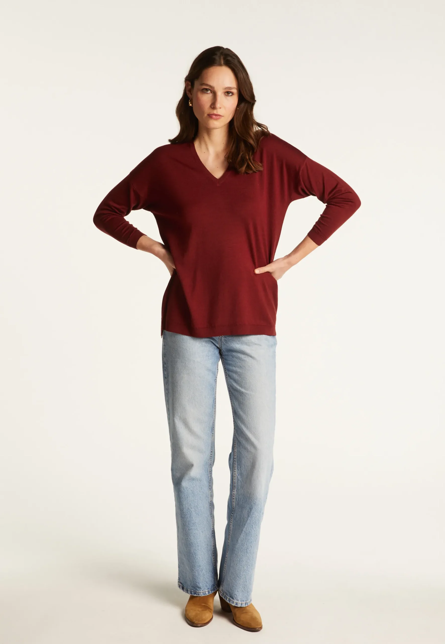 Montagut Les Incontournables-Pull à fentes col v en laine mérinos - Bernice 51-Bordeaux