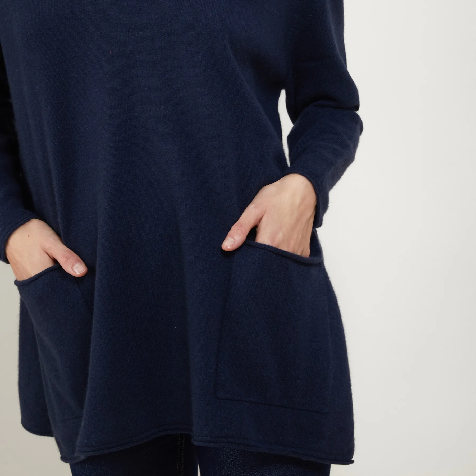 Montagut Les Incontournables-Pull ample col V en cachemire - Belinda 05-Bleu marine