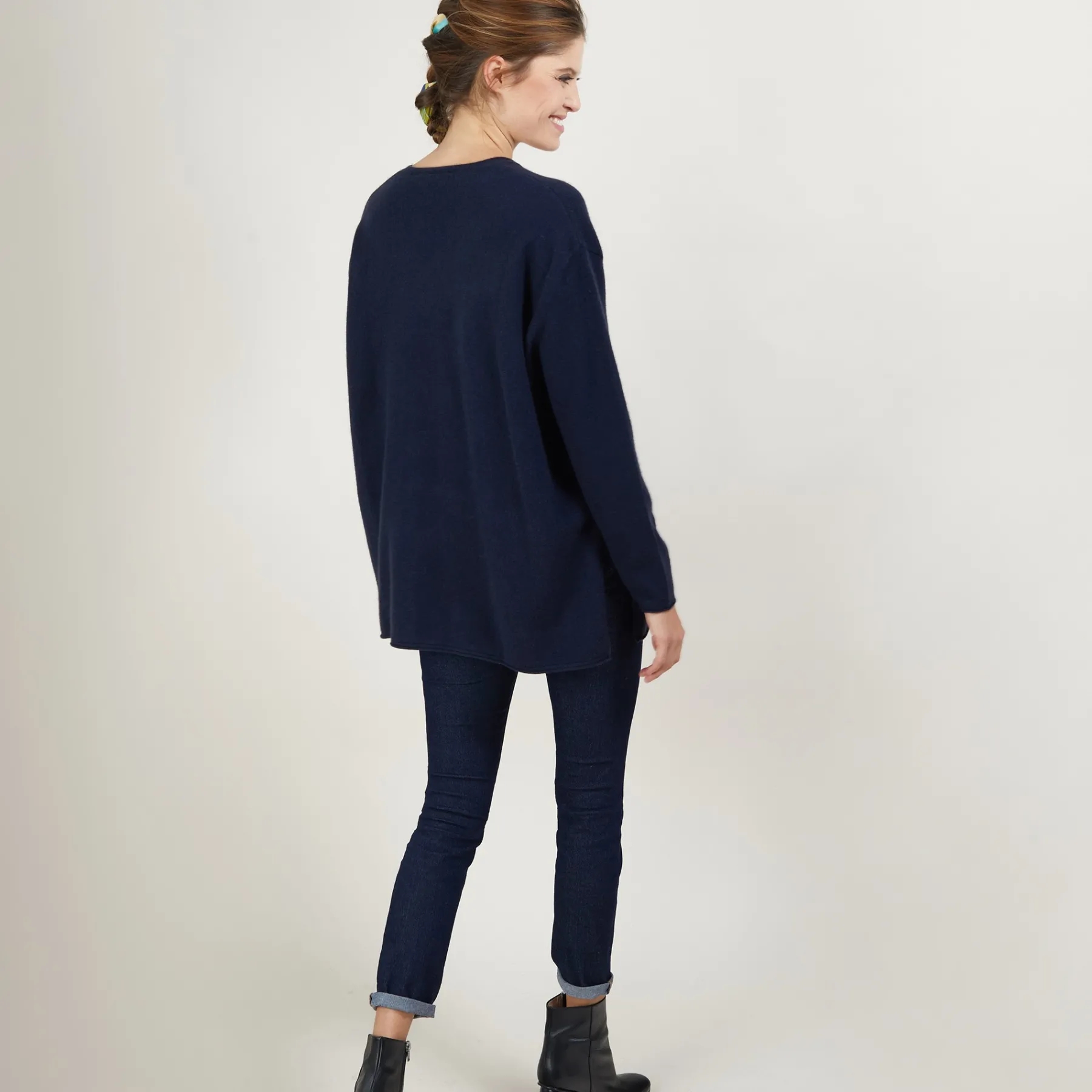 Montagut Les Incontournables-Pull ample col V en cachemire - Belinda 05-Bleu marine