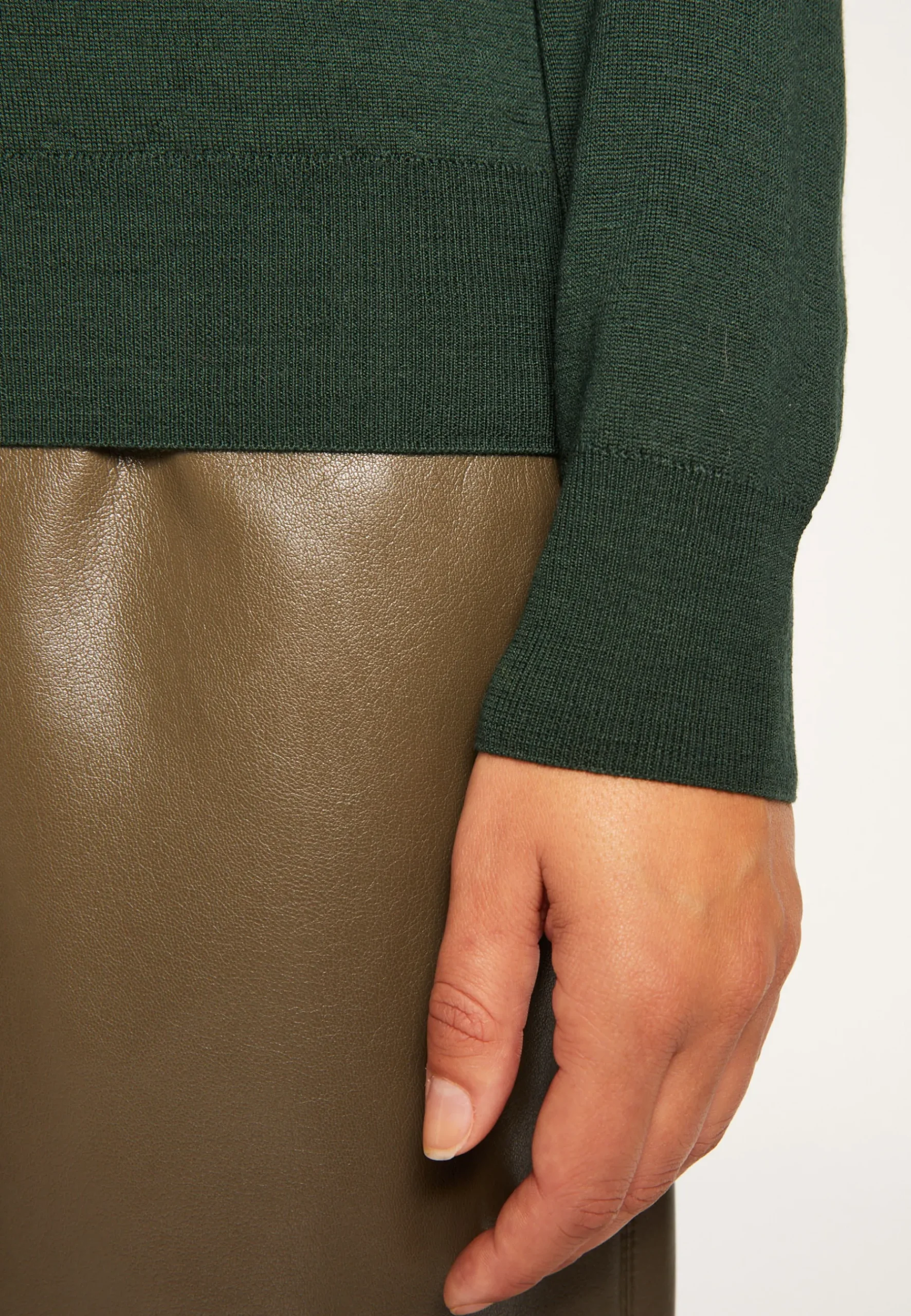 Montagut Les Incontournables-Pull col rond laine mérinos - Asena 21-Vert foncé