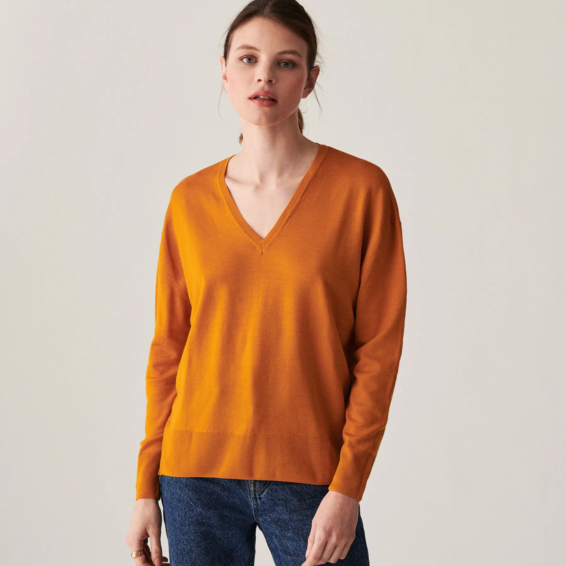 Montagut Pulls | Les Incontournables-Pull col V à fentes en laine mérinos - Aurora 15-Orange