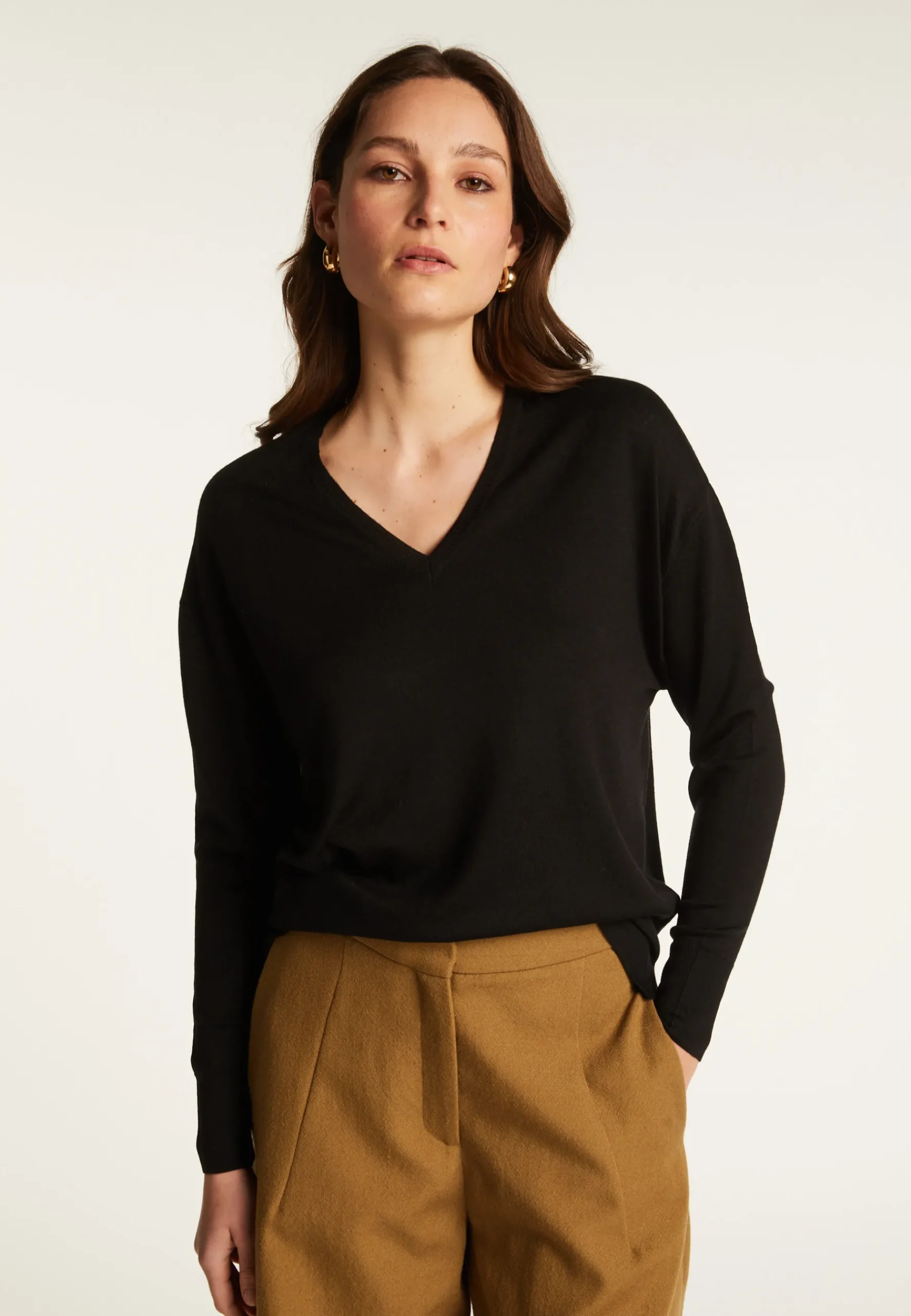 Montagut Pulls | Les Incontournables-Pull col V à fentes en laine mérinos - Aurora 01-Noir