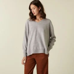 Montagut Les Incontournables-Pull col V en cachemire à fentes et bords côtes - Alienor 11-Gris clair