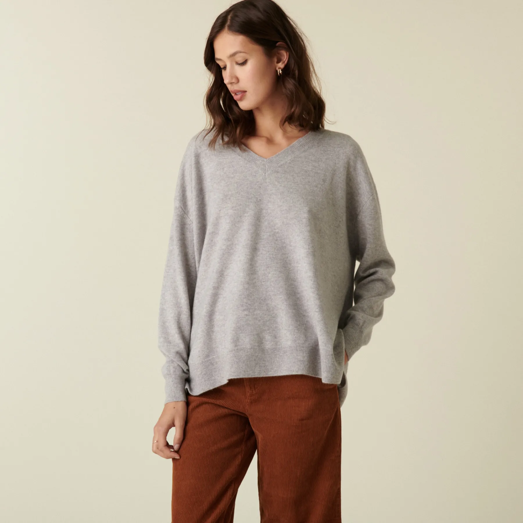 Montagut Les Incontournables-Pull col V en cachemire à fentes et bords côtes - Alienor 11-Gris clair