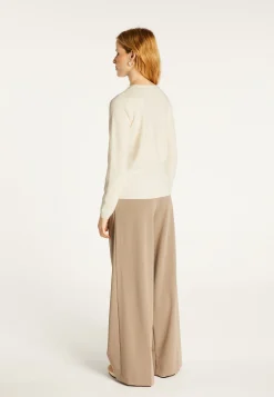 Montagut Les Incontournables-Pull col V en cachemire - Bijou 82-Ecru