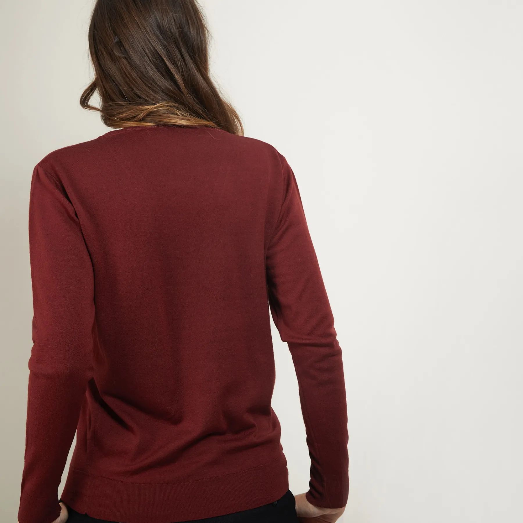 Montagut Les Incontournables-Pull col V en laine mérinos - Arya 51-Bordeaux