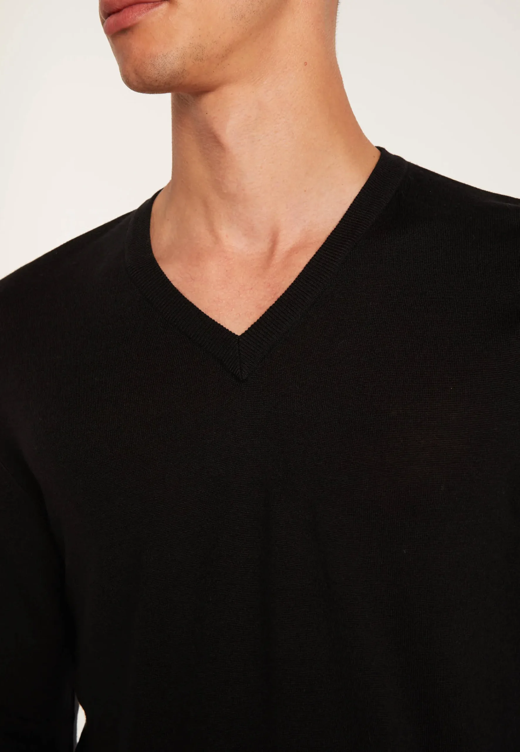 Montagut Pulls-Pull col V en laine mérinos - Elmo 01-Noir