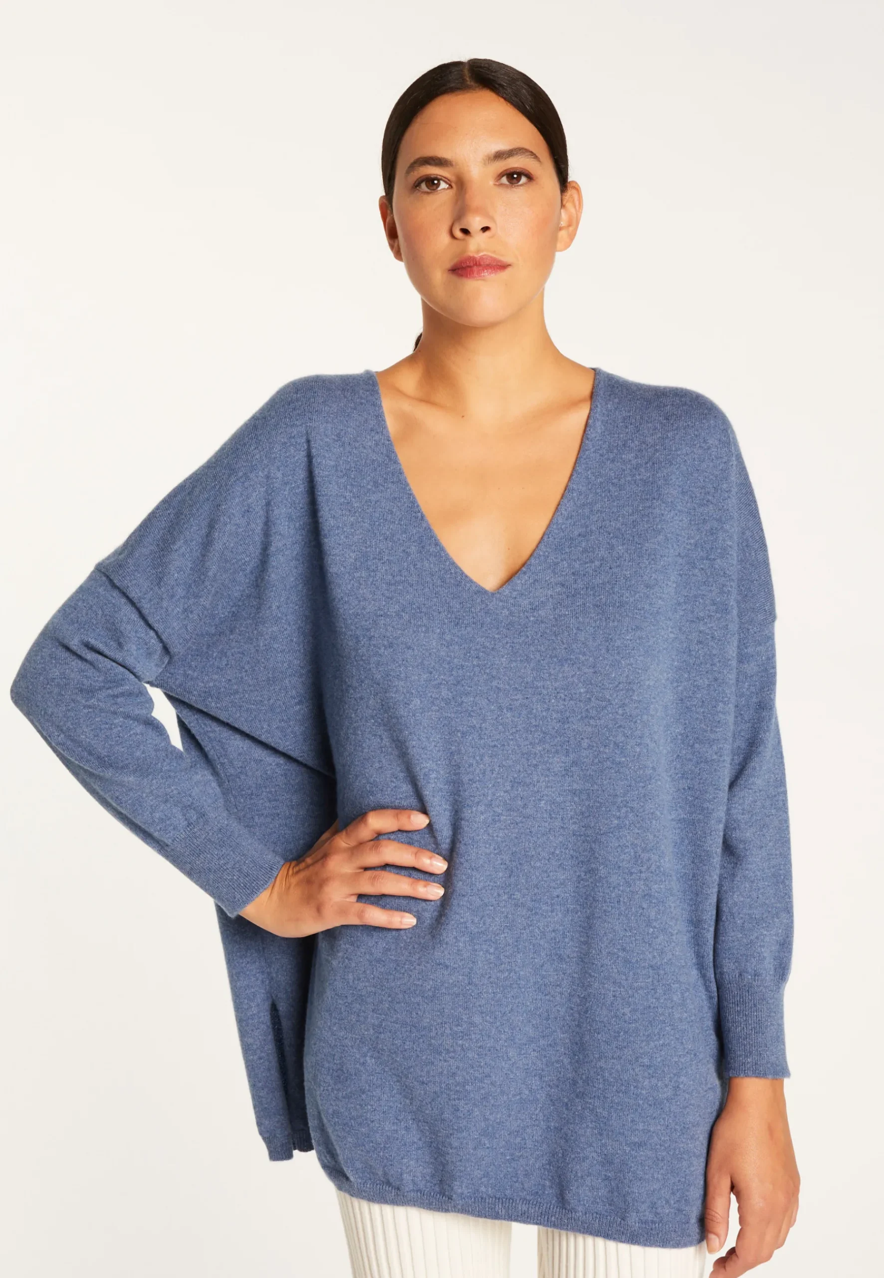Montagut Les Incontournables-Pull col V oversize en cachemire - Apolline 95-Bleu denim