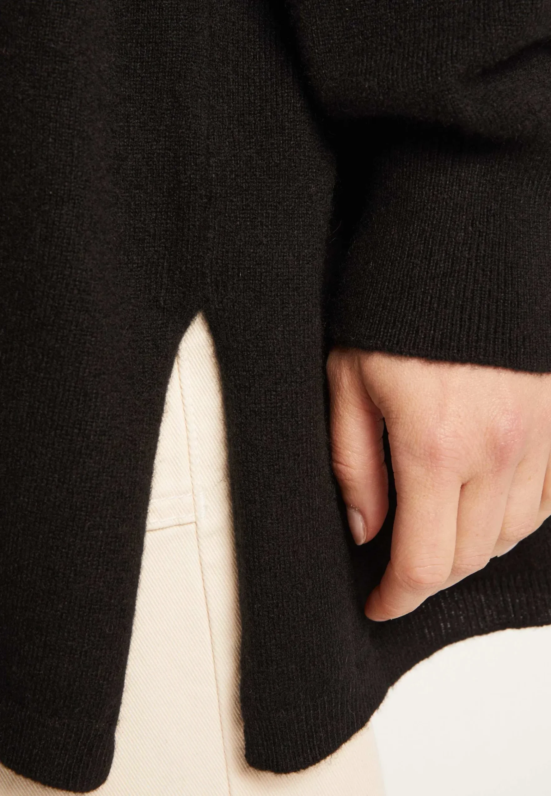 Montagut Les Incontournables-Pull col V oversize en cachemire - Apolline 01-Noir