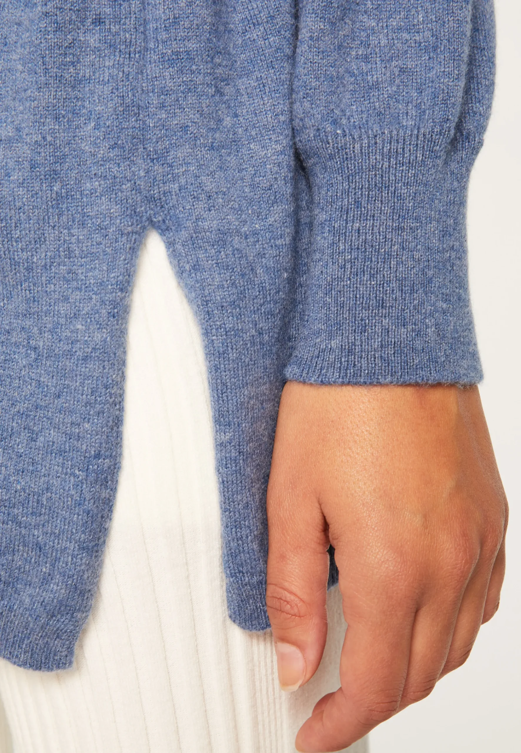 Montagut Les Incontournables-Pull col V oversize en cachemire - Apolline 95-Bleu denim