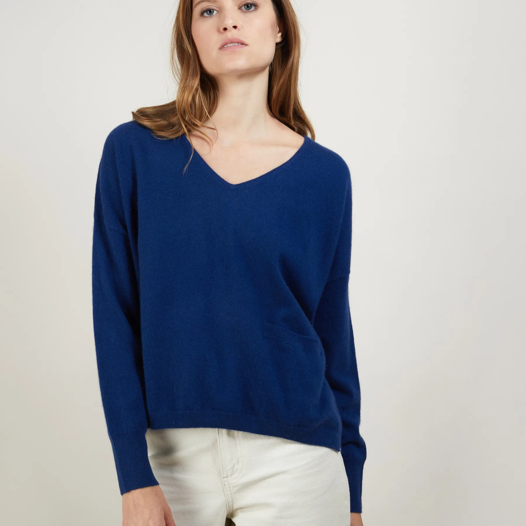 Montagut Les Incontournables-Pull court col V en cachemire avec poches - Balba 03-Bleu foncé