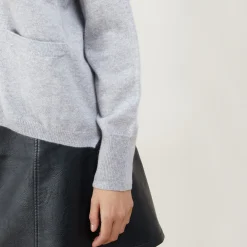 Montagut Pulls | Les Incontournables-Pull court col V en cachemire avec poches - Balba 09-Gris moyen