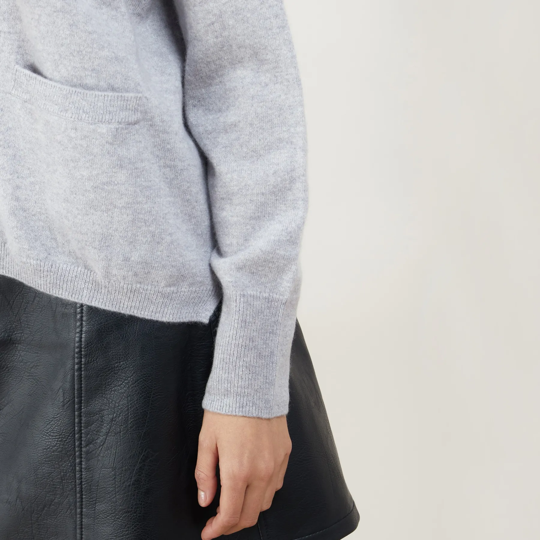 Montagut Pulls | Les Incontournables-Pull court col V en cachemire avec poches - Balba 09-Gris moyen