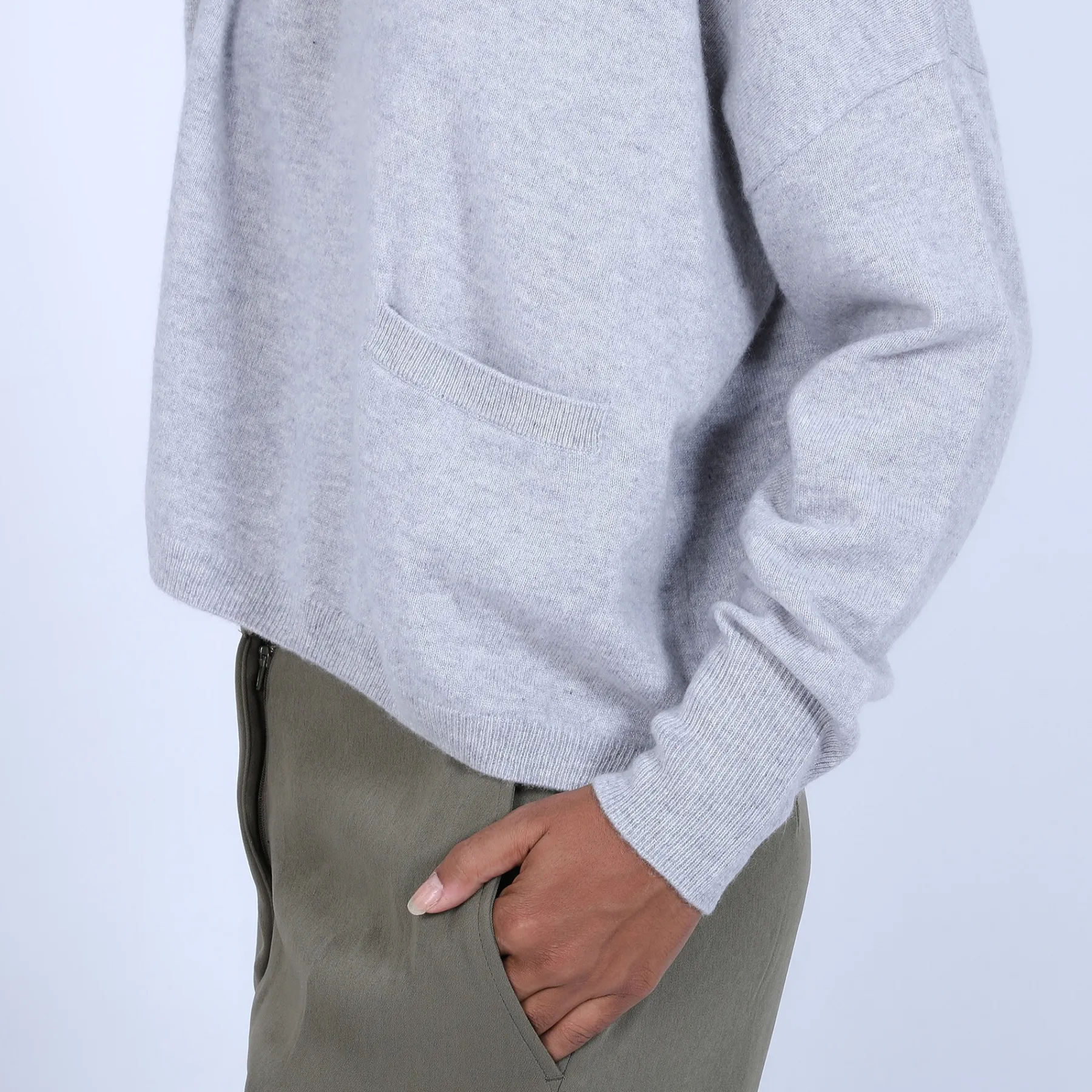 Montagut Les Incontournables-Pull court col V en cachemire avec poches - Balba 11-Gris clair