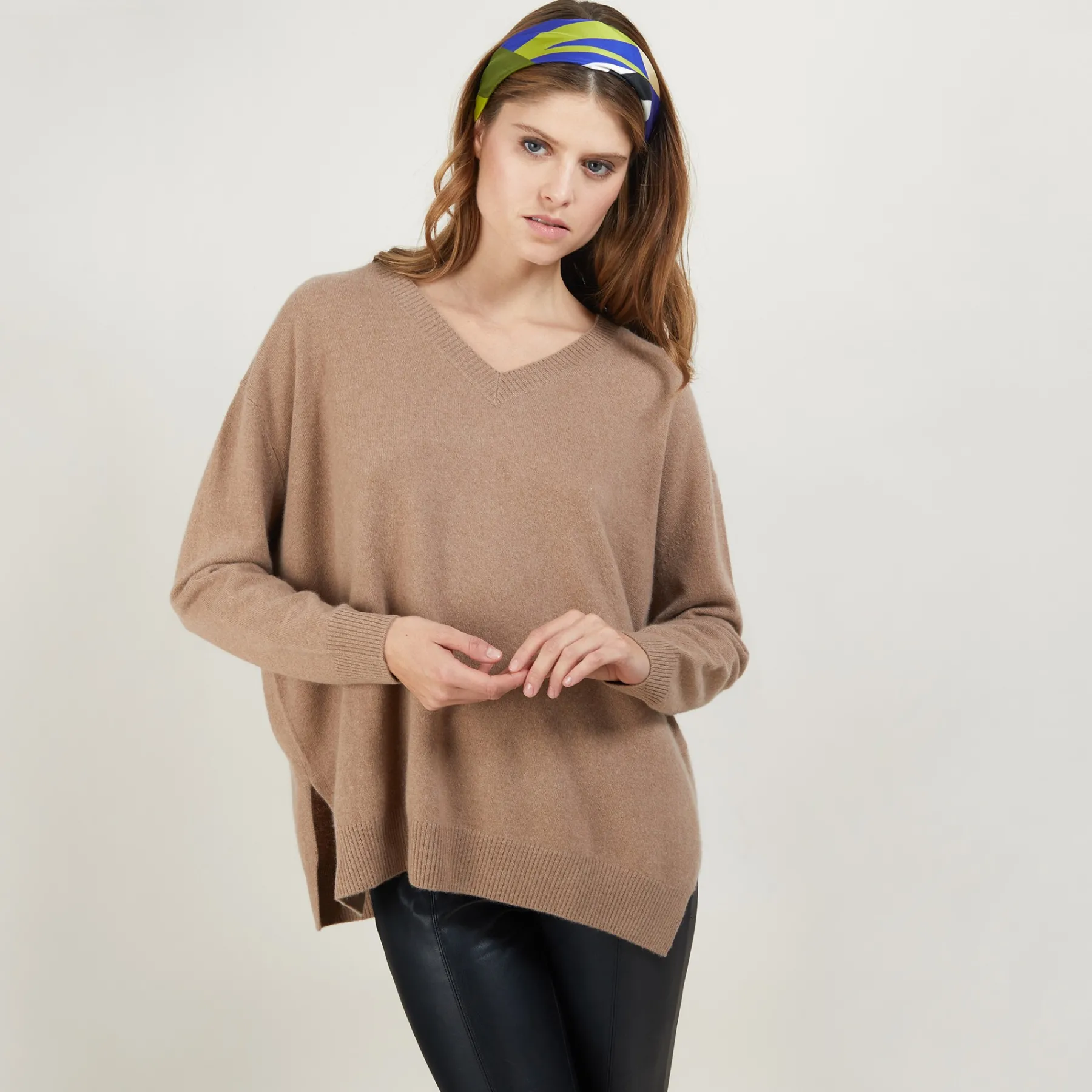 Montagut Les Incontournables-Pull en cachemire col V avec fentes - Brendao 46-Marron clair