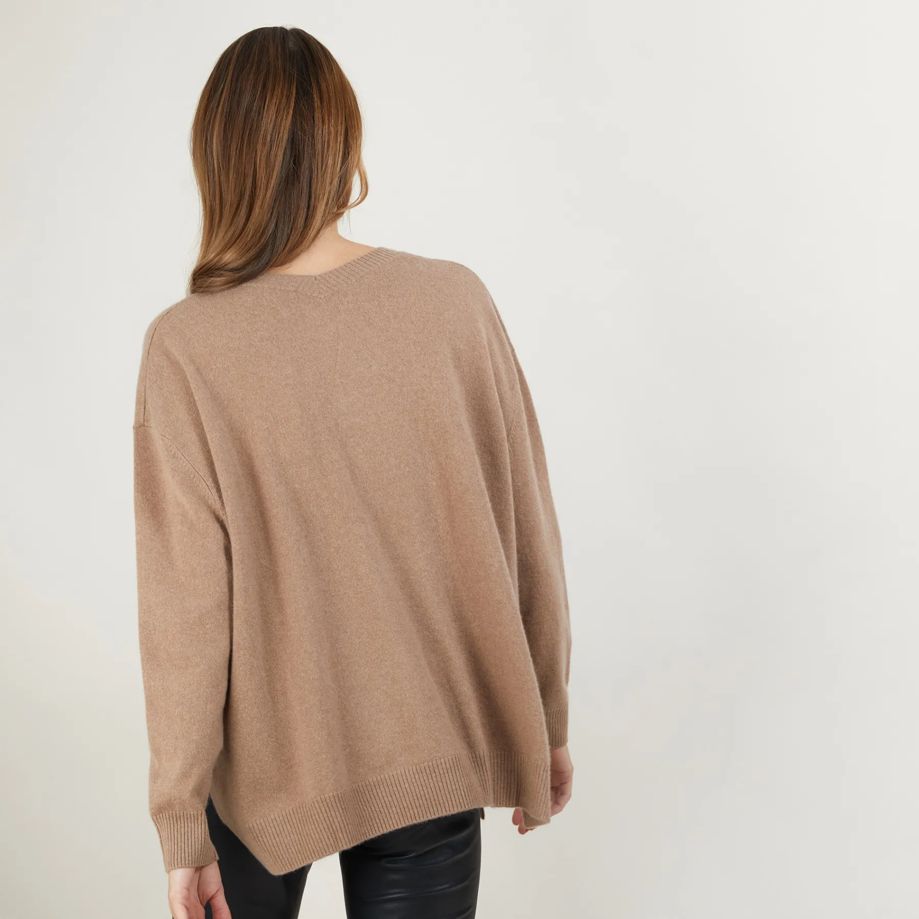Montagut Les Incontournables-Pull en cachemire col V avec fentes - Brendao 46-Marron clair