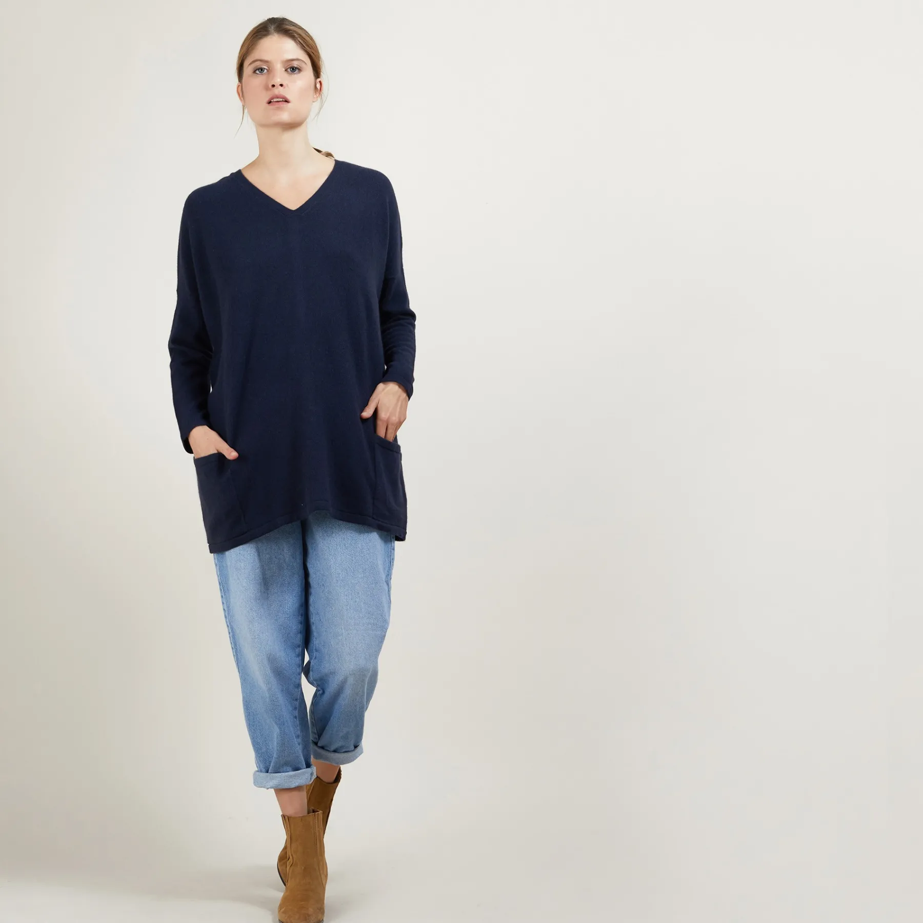Montagut Les Incontournables-Pull oversize col V en Cachemire boutonné dos - Binta 05-Bleu marine