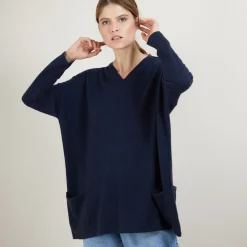 Montagut Les Incontournables-Pull oversize col V en Cachemire boutonné dos - Binta 05-Bleu marine
