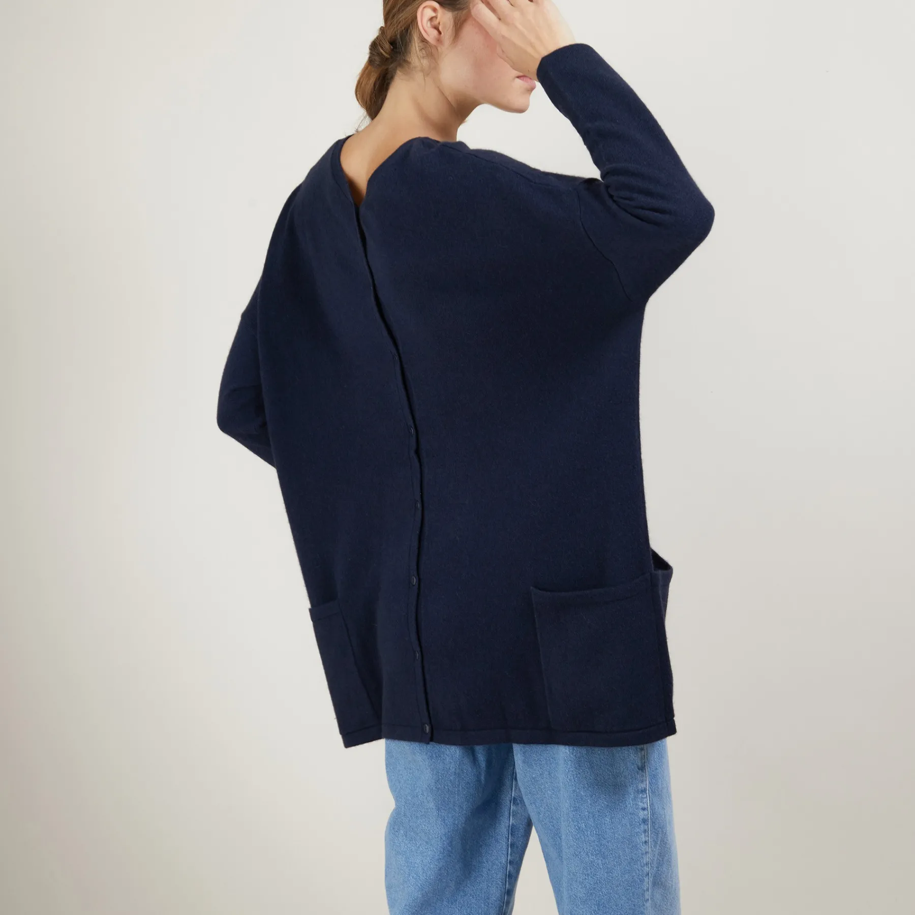 Montagut Les Incontournables-Pull oversize col V en Cachemire boutonné dos - Binta 05-Bleu marine